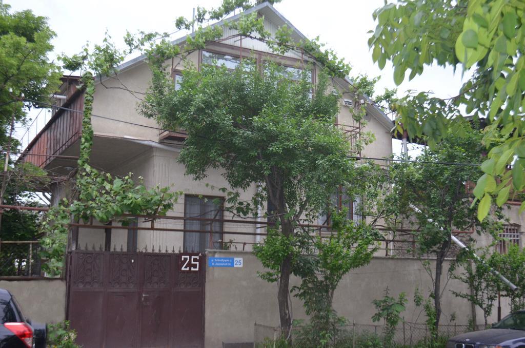 Alex'S Cosy Guesthouse Tbilisi Exterior photo